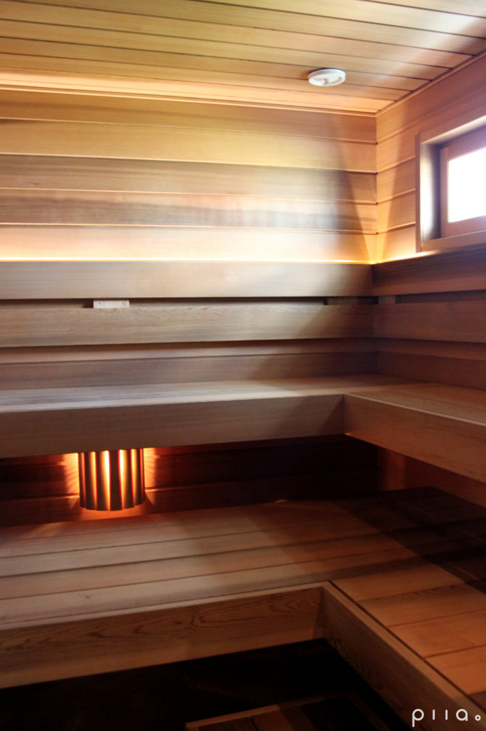 Sauna, jonka pinnat on tehty utuisensävyisellä jättiläistuijalla.